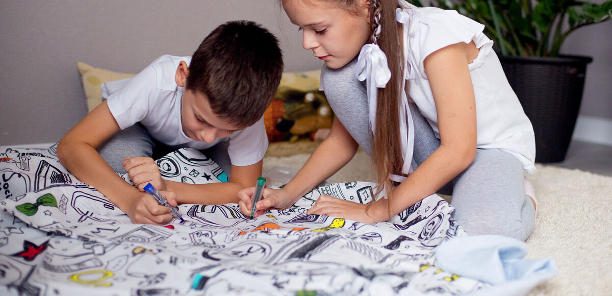 Дети с увлечением раскрашивают водосмываемыми маркерами!