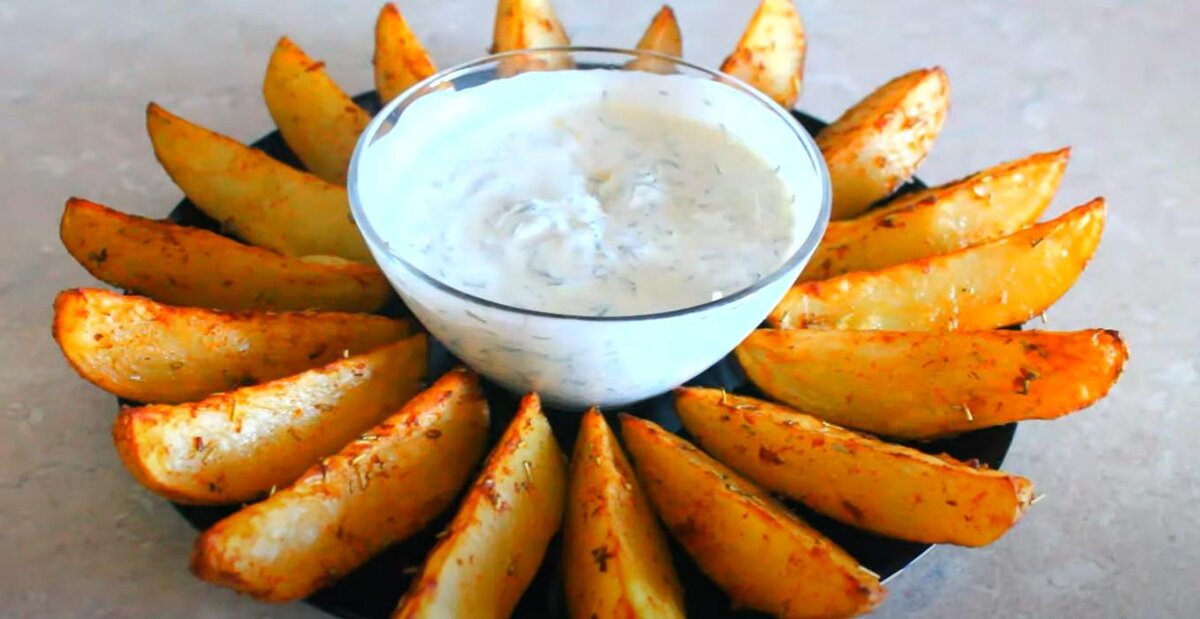 Картофель по-деревенски как в Макдональдсе. И даже лучше. К ней можно подать любой соус. Даже обычный майонез или кетчуп.