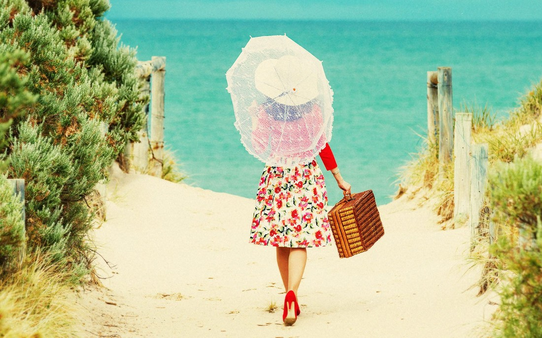 Как хорошо провести лето. Девушка с чемоданом на море. Девушка с чемоданом лето. Лето путешествие. Путешествие на море.