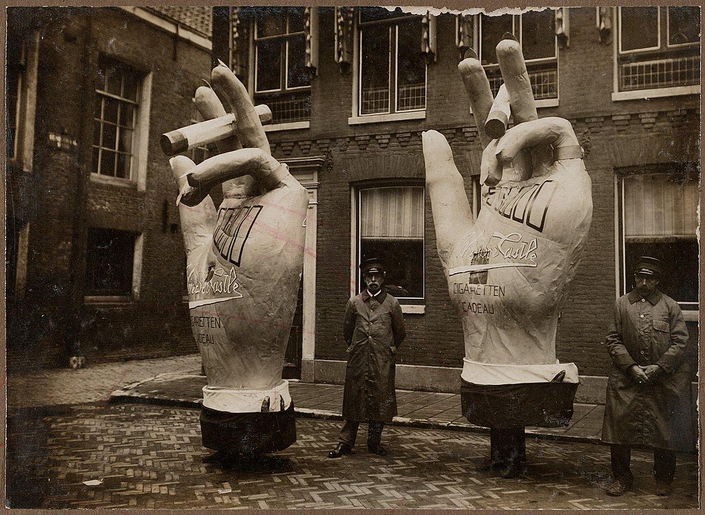 Кисти рук с сигаретами. Автор неизвестен. Голландия, 1920 год. Общественное достояние