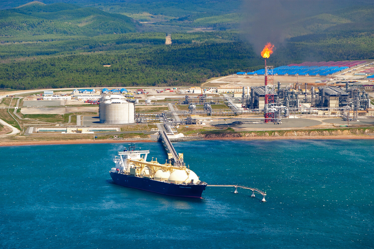 Терминал по отгрузке газа первого в России завода по производству сжиженного природного газа (проект «Сахалин-2») в поселке Пригородное на юге Сахалина
Фото: Владимир Михайлов/РИА «Новости»