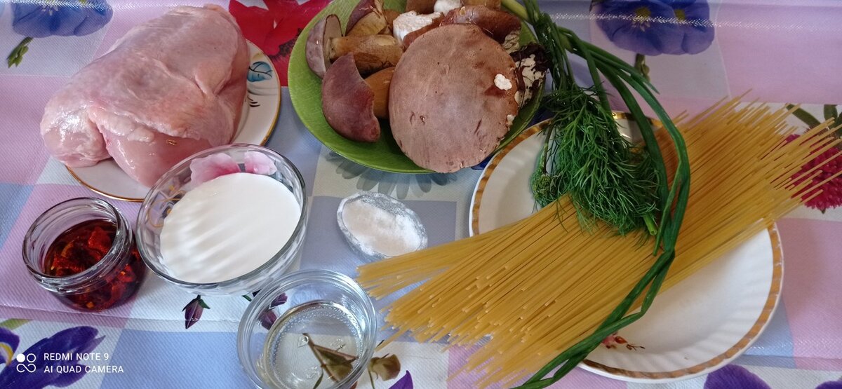 Для пасты нам потребуется: куриная грудка, белые грибы (их много не бывает), спагетти, сливки, вяленые помидоры, растительное масло для обжаривания куриного мяса, соль, перец, зелень. 