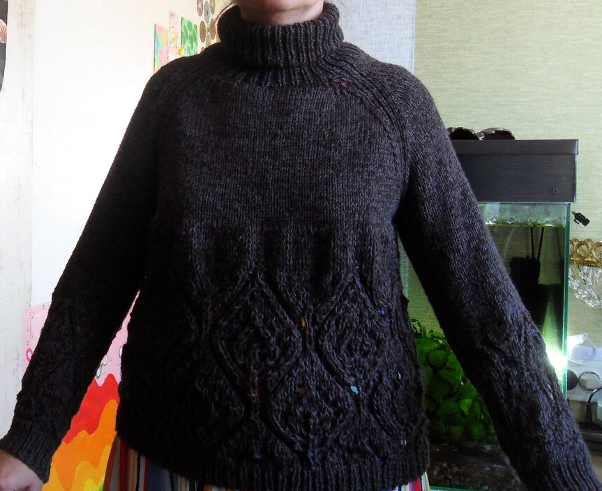 "ЛистьяКучинели" связан снизу без швов. Рукава ввязаны в общее полотно кругового вязания. На фото до ВТО.