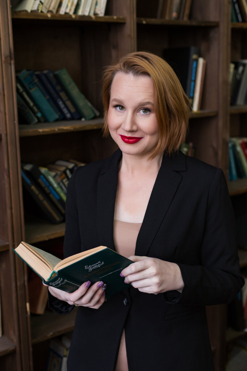 Это я, с книгами, в привычной среде обитания - в библиотеке!) 