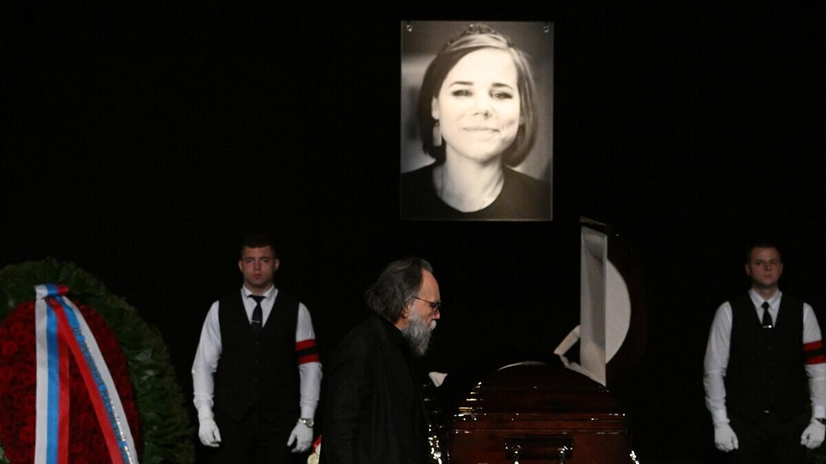    Лидер Международного Евразийского движения, политолог Александр Дугин во время церемонии прощания с дочерью журналисткой и политологом Дарьей Дугиной в телецентре "Останкино" в Москве© РИА Новости / Григорий Сысоев