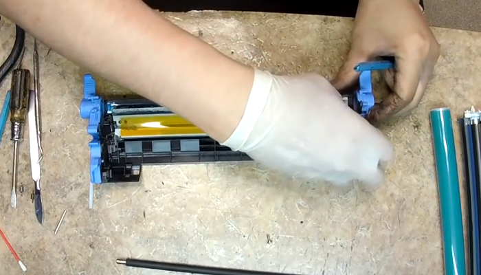 Фото 42. Устанавливаем фотобарабан. Сначала заводим длинную часть