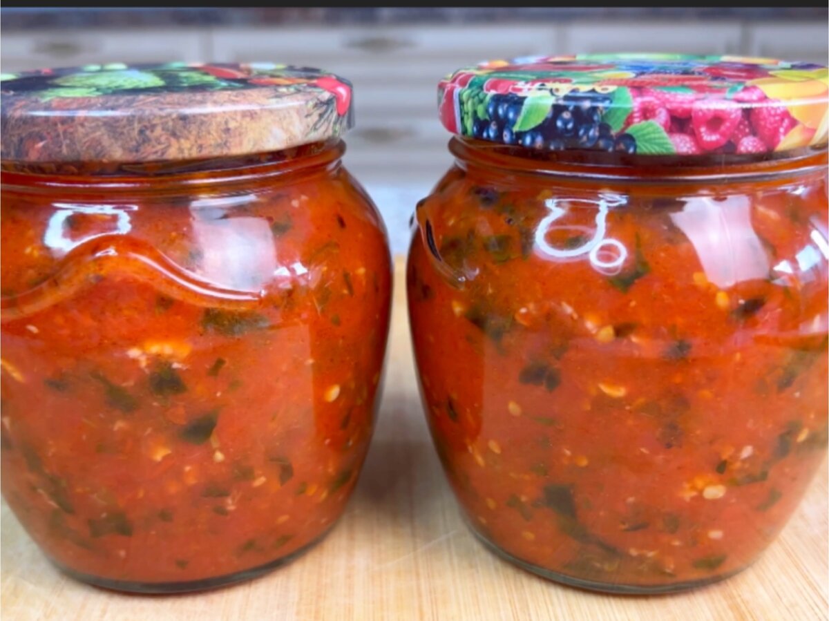 Сегодня хочу поделиться с вами рецептом томатного соуса с ароматным базиликом и чесноком. У меня его вся семья любит.-2