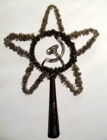 
Елочная верхушка «звезда», 1930-е годы
В 1937 году — под новую инициативу партии — первый и последний раз («вешать» руководство партии и страны, хоть и на елку, было аполитично!) — были выпущены шары с изображениями Ленина, Сталина, а также набор шариков с портретами всех членов Политбюро. Но стеклянные шары стоили очень дорого, поэтому выпускались в основном игрушки, сделанные из прессованного картона и ваты. Неотъемлемой частью новогодней елки тогда также были хлопушки, крашеные шишки, бонбоньерки.