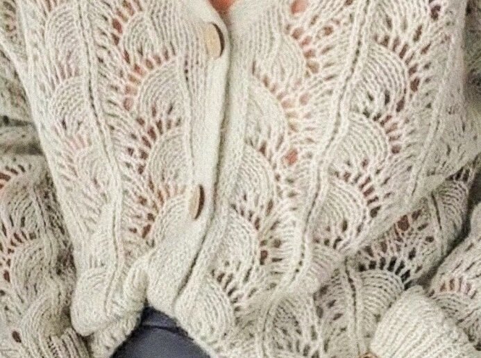 Друзья, всем привет! Сегодня подборка очень красивых узоров спицами к моделям от известных дизайнеров. Схема узора к кардигану от Лора Пьяна.-5