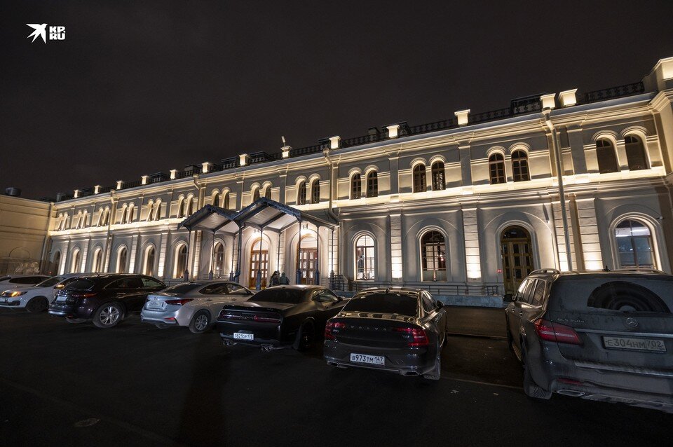     Чтобы найти место на парковке у фуд-молла, нужно постараться. Юлия ПЫХАЛОВА