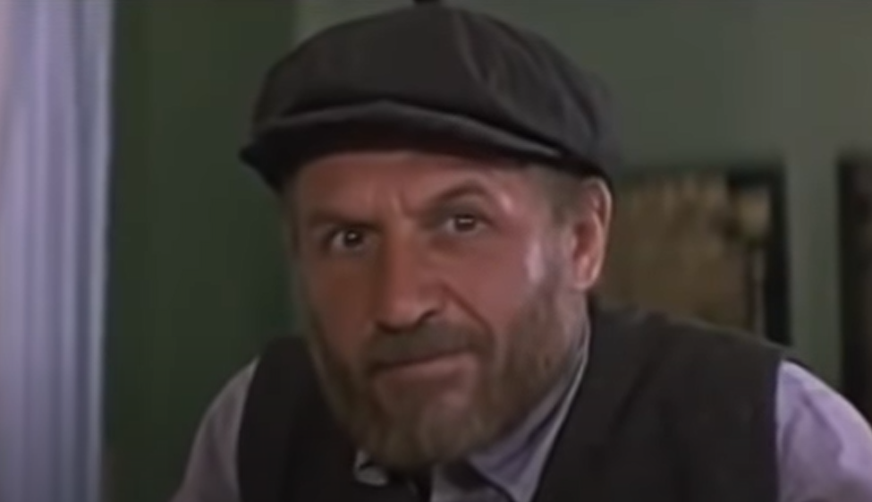 Василий Лукич (Лев Дуров), кадр из фильма "Зачем человеку крылья?" (1984)