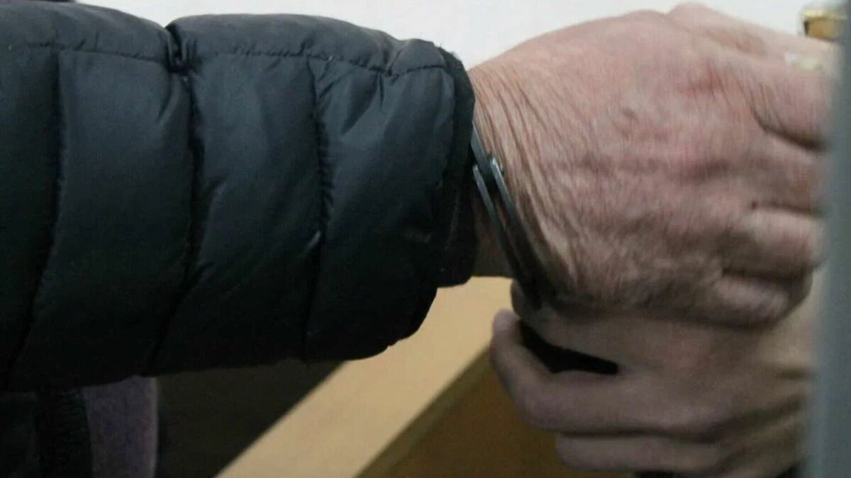     В Казань экстрадировали предполагаемого члена ОПГ «Калуга», 56-летнего Динара Мифтахова. Его заочно арестовали в столице Татарстана еще 10 лет назад. Об этом пишет «Бизнес Онлайн».