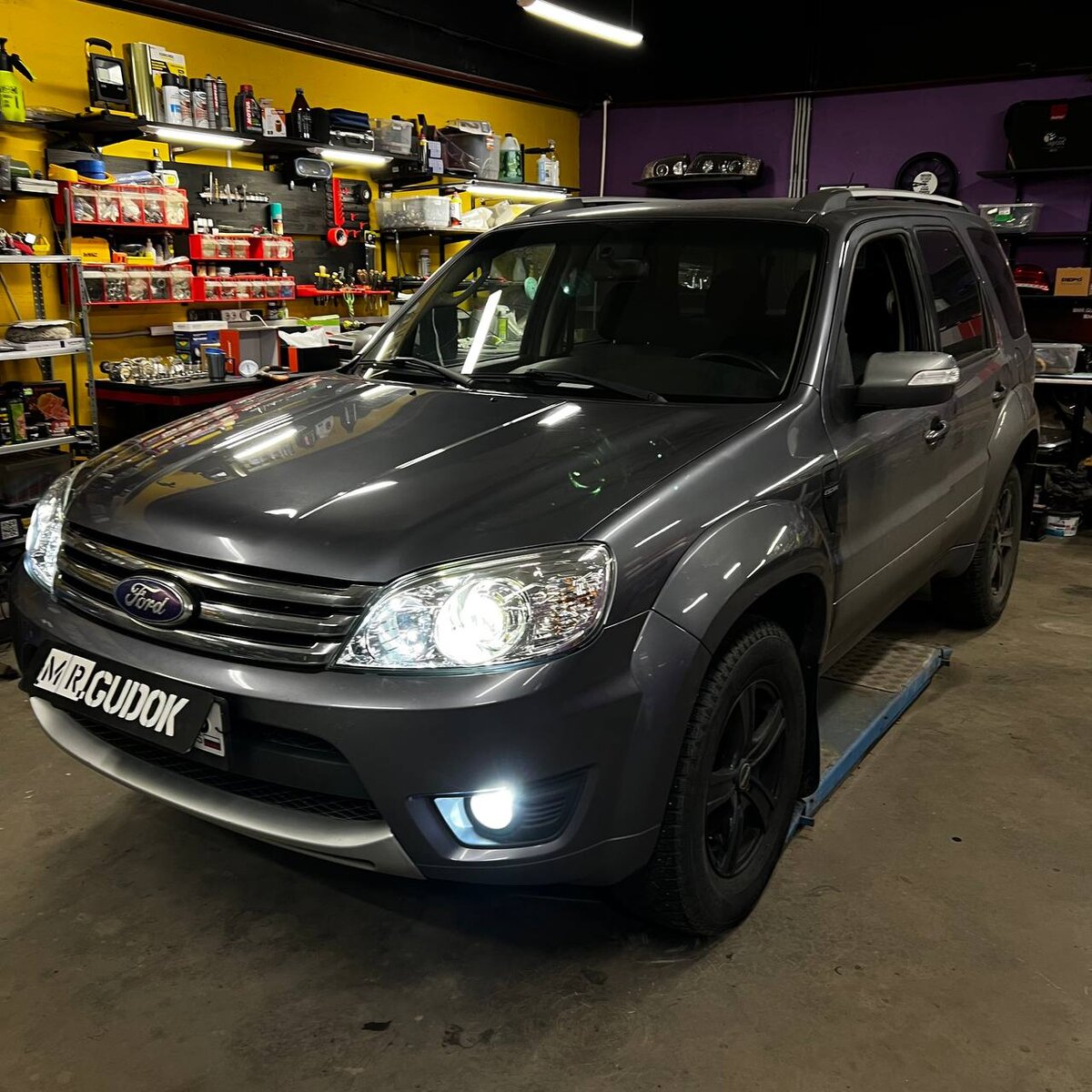 Фары после установки светодиодных линз Aozoom a15+