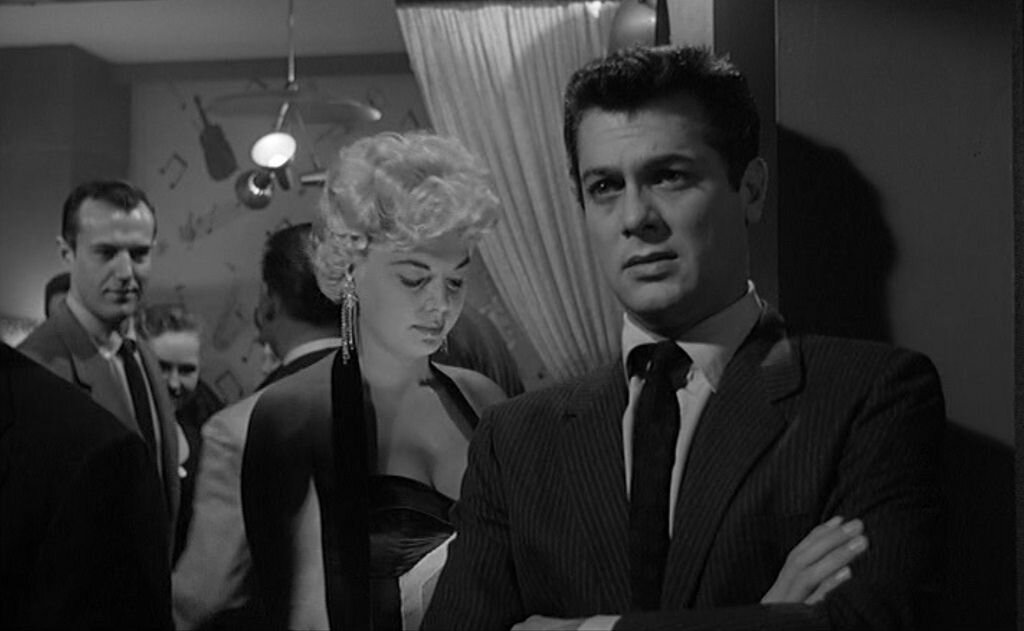 Сладкий запах. Tony Curtis 1957. Сладкий запах успеха фильм 1957. Крест-накрест фильм 1949 Тони Кёртис. Тони Кертис в фильме крест-накрест.