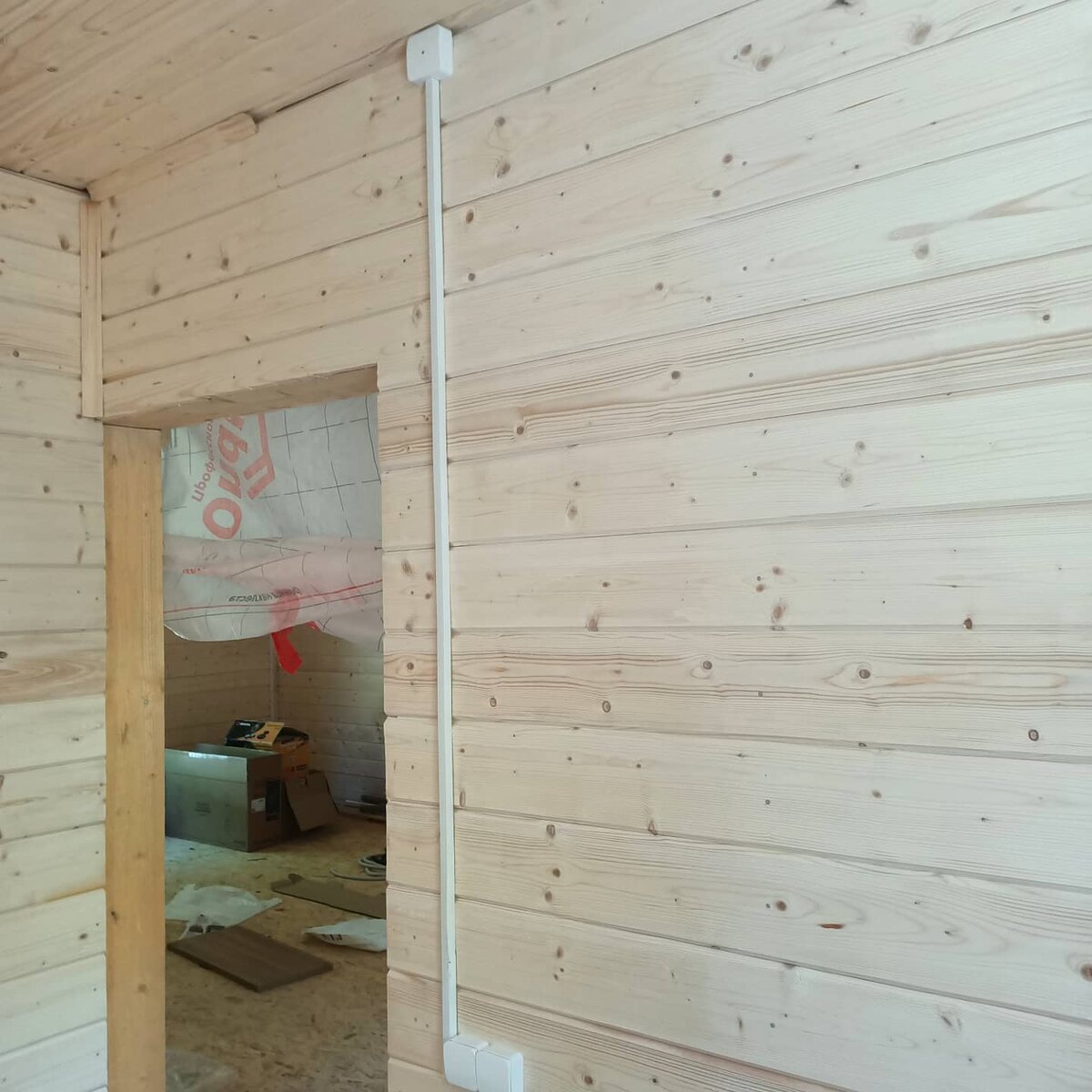 На бревне кабель канал имеет невероятно отвратительную эстетику