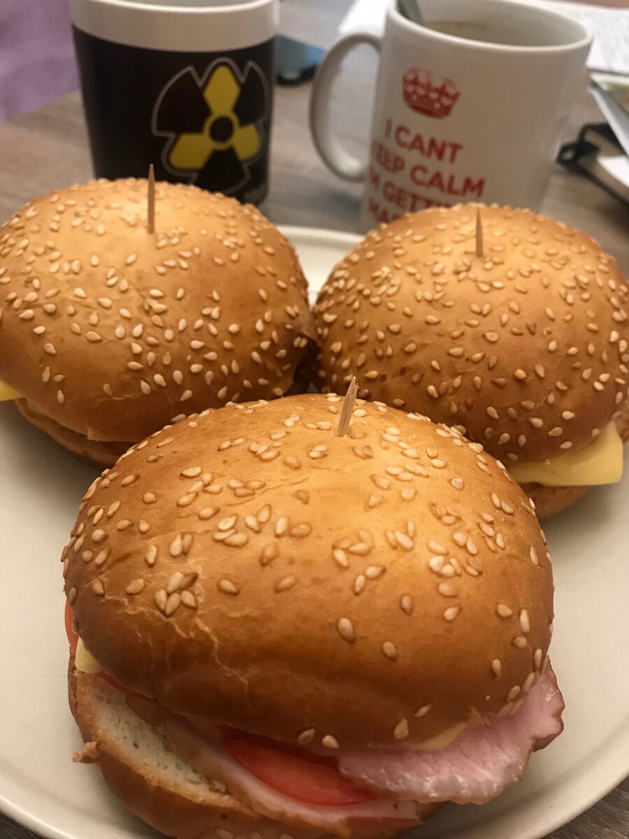 от домашних бургеров с ветчиной отказались. теперь кладем в них нутовые котлеты