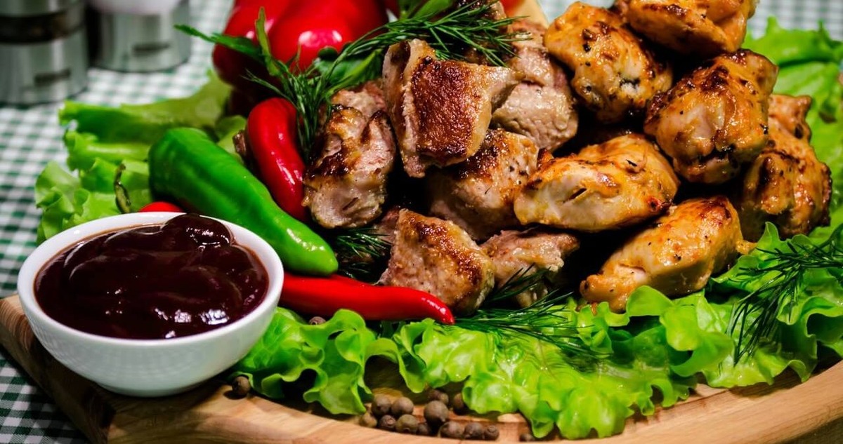  
Нет возможности выехать на природу с мангалом, а шашлыка очень хочется? Приготовить его можно и дома