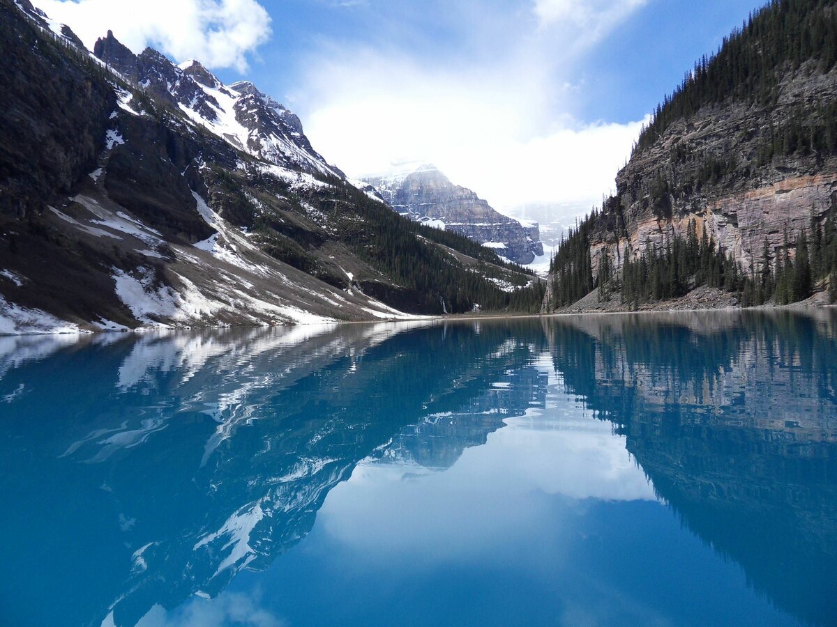 Озеро lake. Банф озеро Луиз. Озеро Лейк Луиз Канада.