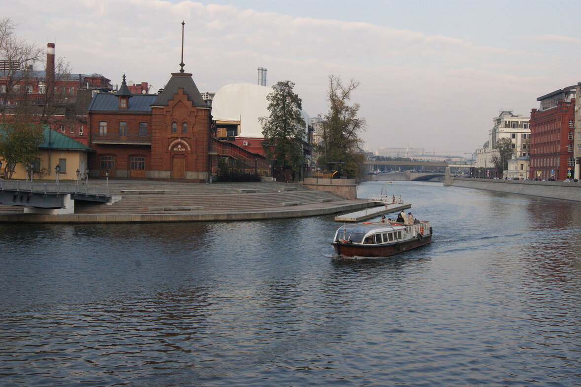 Москва  река  у  парка  Горького