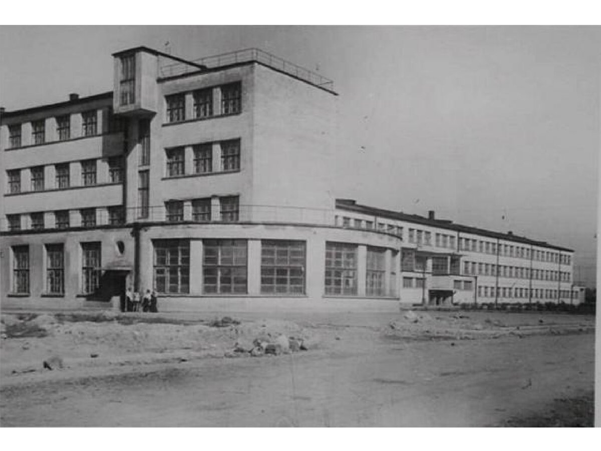 Цех по производству. Школа производитель. Инструментальный завод владивосток. Завод или школа. Жилмассив завода электросила санкт-петербург.