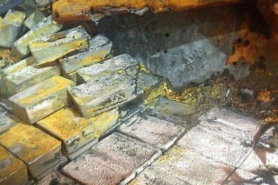 Находка №1
Компании Odyssey в 2007 г. удалось поднять невероятное количество, 15 тонн, золота и серебра c испанского судна, которое утонуло в 1804 г. Находку оценили в приличную сумму в $500млн. 

Найденный клад по решению суда вернули в Испанию.

Находка №2
В 2012 году Грег Брукс – известный искатель кладов заявил о невероятной находке на дне Атлантического океана – это было судно «Порт Николсон», которое затонуло в период второй мировой. Пока поднять груз с корабля не удалось, но предполагается, что в 30 ящиках доверху лежит платина примерно на $3млрд! По каким-то причинам проект свернули, хотя во время подводной съемки отчетливо вины слитки, которые очень напоминают платину.

Находка №3
В 1941 году недалеко от берегов Ирландии был затоплен корабль «SS Gairsoppa». На его борту находилось очень большое количество серебра. Через 70 лет установили приблизительное месторасположение корабля. Не так давно в этом году подняли пару десятков тонн драгоценного метала, а в прошлом улов был по солидней - 48 тонн серебра. Но это еще далеко не весь груз…