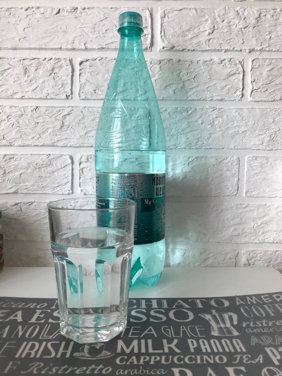 Вода это основа жизни.Хочешь быть молодым,энергичным,бодрым,сильным-пей воду.Вода  это единственный напиток, который утоляет жажду.Чай,кофе,алкоголь лишь обезвоживают организм,а не восполняют необходимый водный баланс.Итак,зачем же нам нужно пить воду: 
1. Заряд энергии,вода участвует во всех процессах нашего организма и к клеткам своевременно доставляются все питательные вещества.          
2.  Предотвращает депрессии,клетки мозга на 80 процентов состоят из воды.Именно за счёт воды происходит насыщение кислородом,при недостатке воды деятельность головного мозга замедляется,за чем следует улучшение настроения. Чувстуешь грусть-выпей стакан воды . 
3.  Вода помогает избавиться организму от вредных токсинов.   
   4.  Недостаток воды приводит сухости  кожи и преждевременному старению.С возрастом мы теряем влагу,процесс старения это процесс обезвоживания.Восполняя запасы воды,мы продляем молодость и красоту.      
5.Хорошее пищеварение.Вода помогает организму запускать процессы пищеварения и улучшает работу печени,почек и кишечника.
6.Вода избавляет от головной боли.Если у вас болит голова,это может быть признаком обезвоживания.Болит голова-пейте воду.
7.Отечность-недостаток воды,организм начинает запасаться и задерживать воду в тканях.Лучший способ избавиться от отёков-пить воду.
8.Вода так же необходима при занятиях спортом,обезвоживание приводит к недомоганию и слабости.Наши мышцы и суставы нуждаются в воде,чтобы быть подвижными и нейтрализовать действие молочной кислоты.
9.Вода помогает снизить лишний вес.Люди,которые выпивают перед приёмом пищи стакан воды теряют в течении трёх месяцев два килограмма.Вода ускоряет метаболизм и заполняет желудок .
10.Стакан воды перед сном снижает вероятность инсульта и сердечного приступа.
