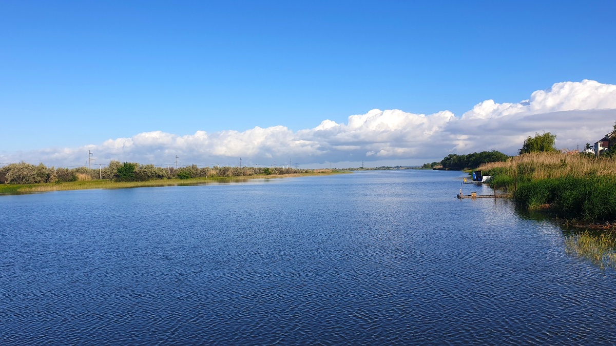 Утренние облака и река