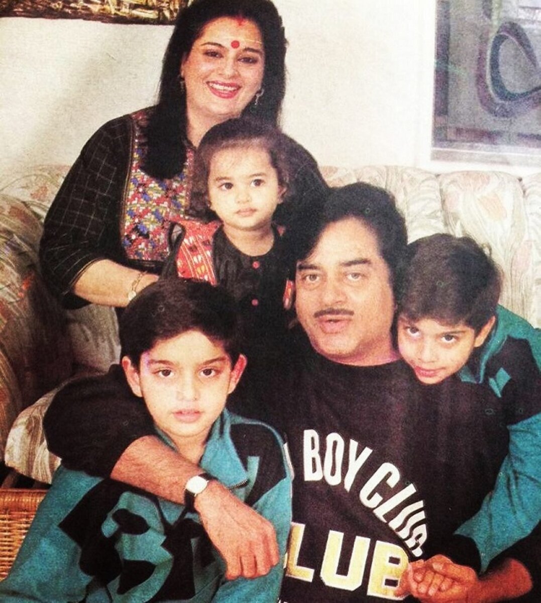 На Дне рождения Сонакши Синха. На этом фото она с родителями и братьями / источник фото: mid-day