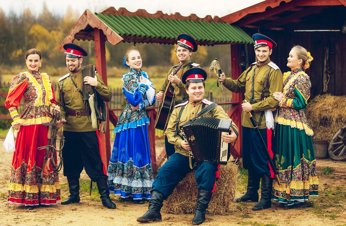 русская национальная одежда. фольклор русского народа. фольклорные традиции. русский народный фольклор. костюм русского народа.