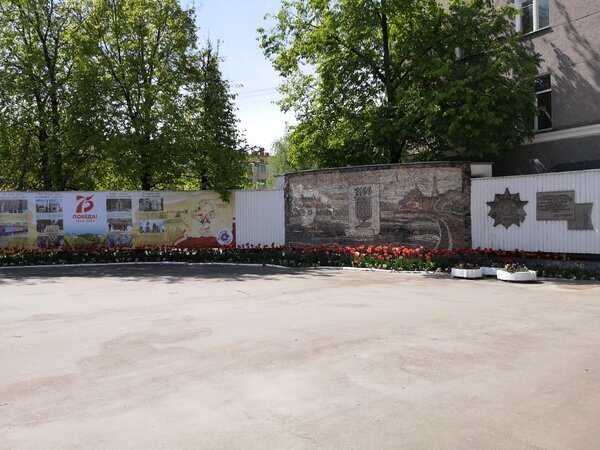 Каменное панно с видом города возле бывшего здания Администрации