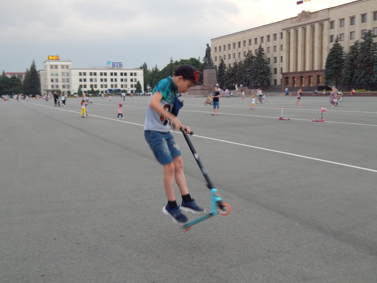 Чего только ребята не делают на этих самокатах, крутят вертят и так и сяк))) Фото автора Ольги Носковой