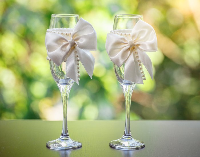 Свадебные бокалы своими руками - фото и способы оформления