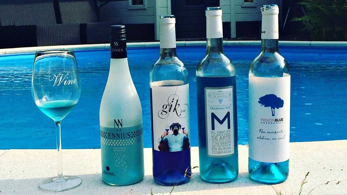Вино с синей этикеткой. Mediterranean Blue вино. Голубое вино Испания. Синее вино. Голубое вино gik.