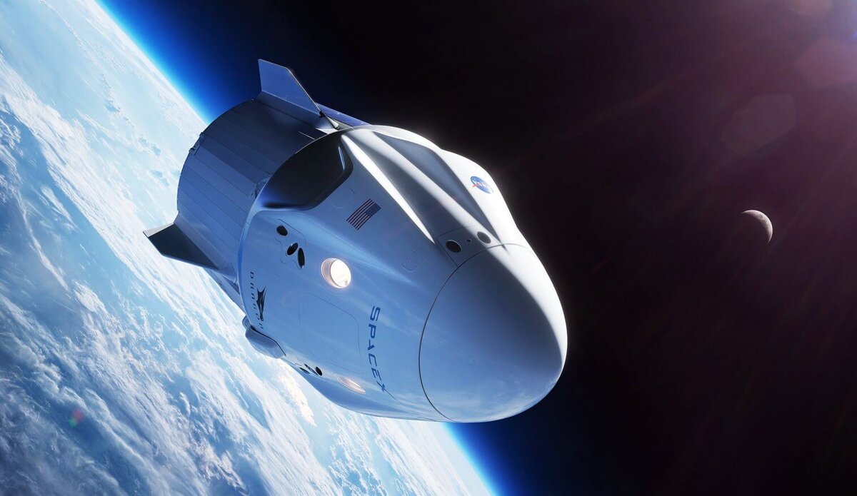 "Crew Dragon" в свободном полете на орбите.