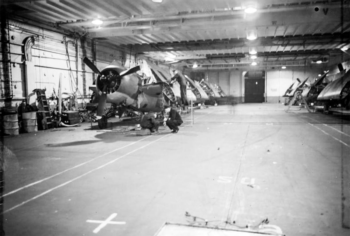 Ангар на HMS Victorious имел только один уровень, что было вынужденным решением, продиктованным установкой брони , защищающей полётную палубу с ангаром и желанием уложиться в ограничения проекта по водоизмещению. 