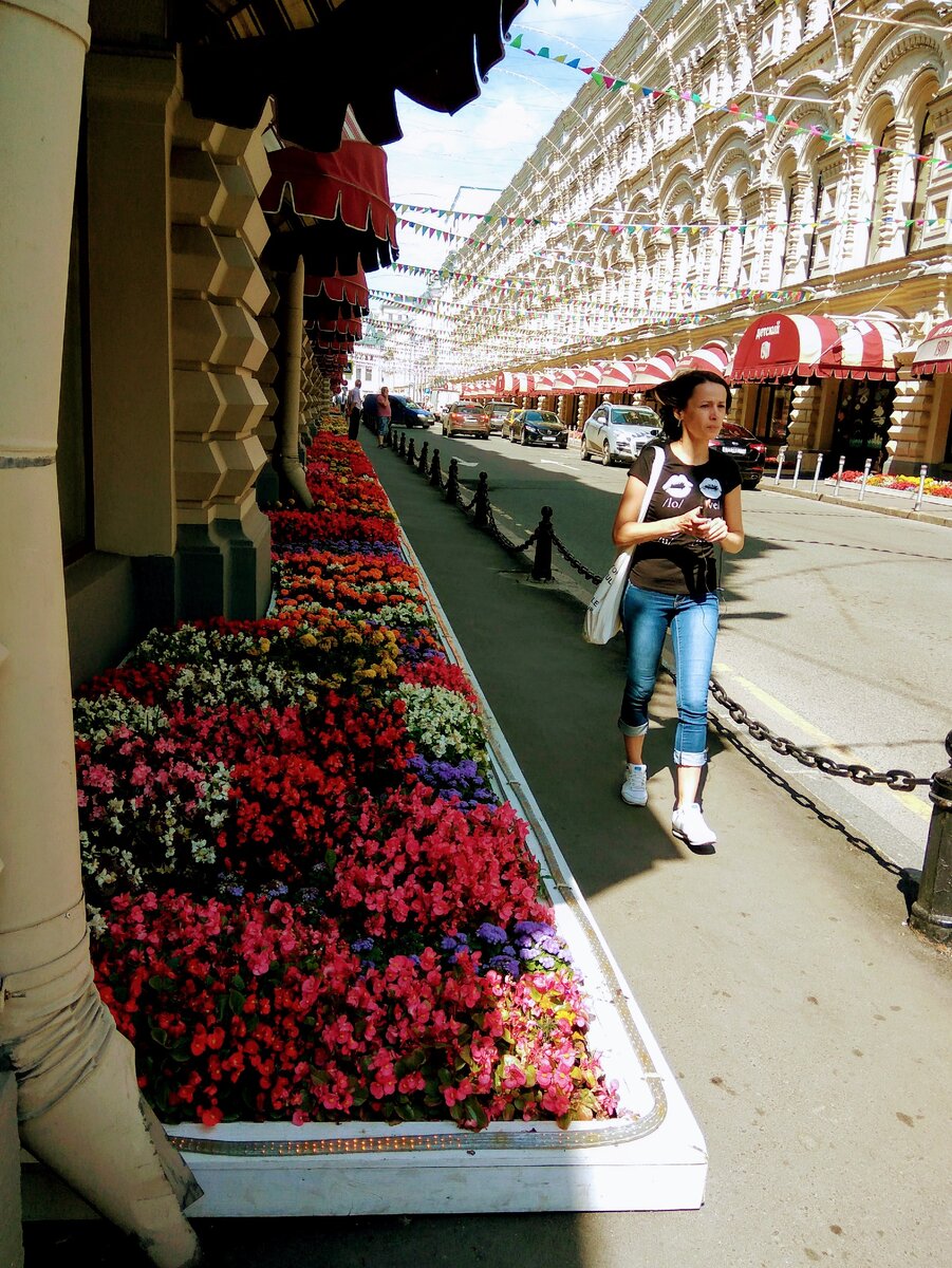 Гум пешком. Возле гума. Тюльпаны в ГУМЕ. ГУМ прогулка. Улица около гума.