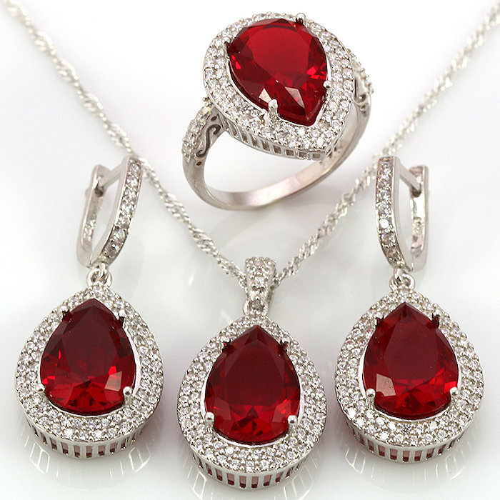 Гарнитур с рубинами: роскошь, здоровье, любовь.