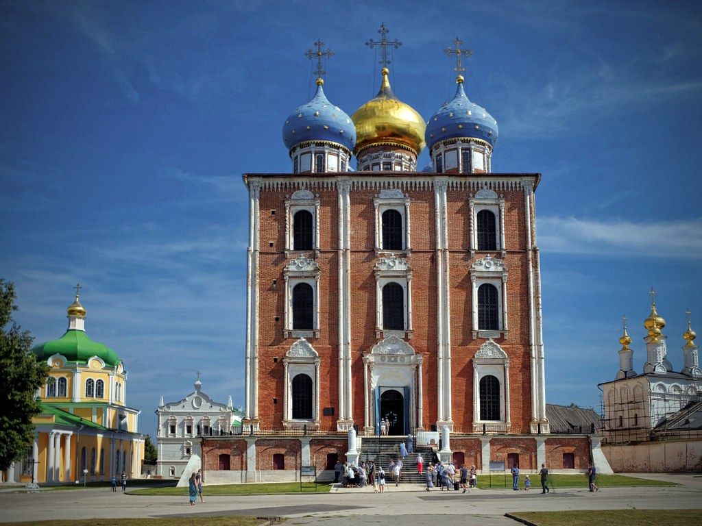 Успенский собор Рязанского Кремля        https://www.google.com/url?sa=i&url=https%3A%2F%2Fwww.flickr.com%2Fphotos%2Fvarfolomeev%2F42679570570&psig=AOvVaw1KTeVjTxbWNjeyiQbdwOeb&ust=1592381103095000&source=images&cd=vfe&ved=0CAIQjRxqFwoTCOihsobwheoCFQAAAAAdAAAAABAD                                                                                                                 