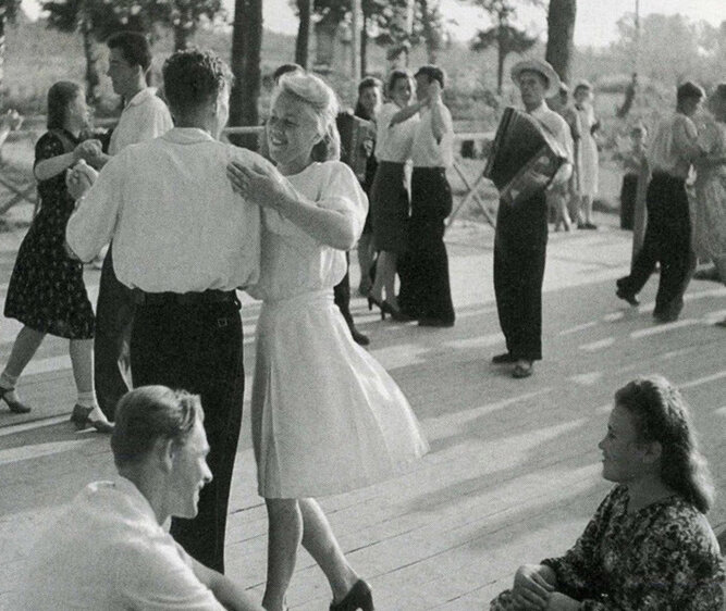 Фото. Танцуют выпускники 1941г.