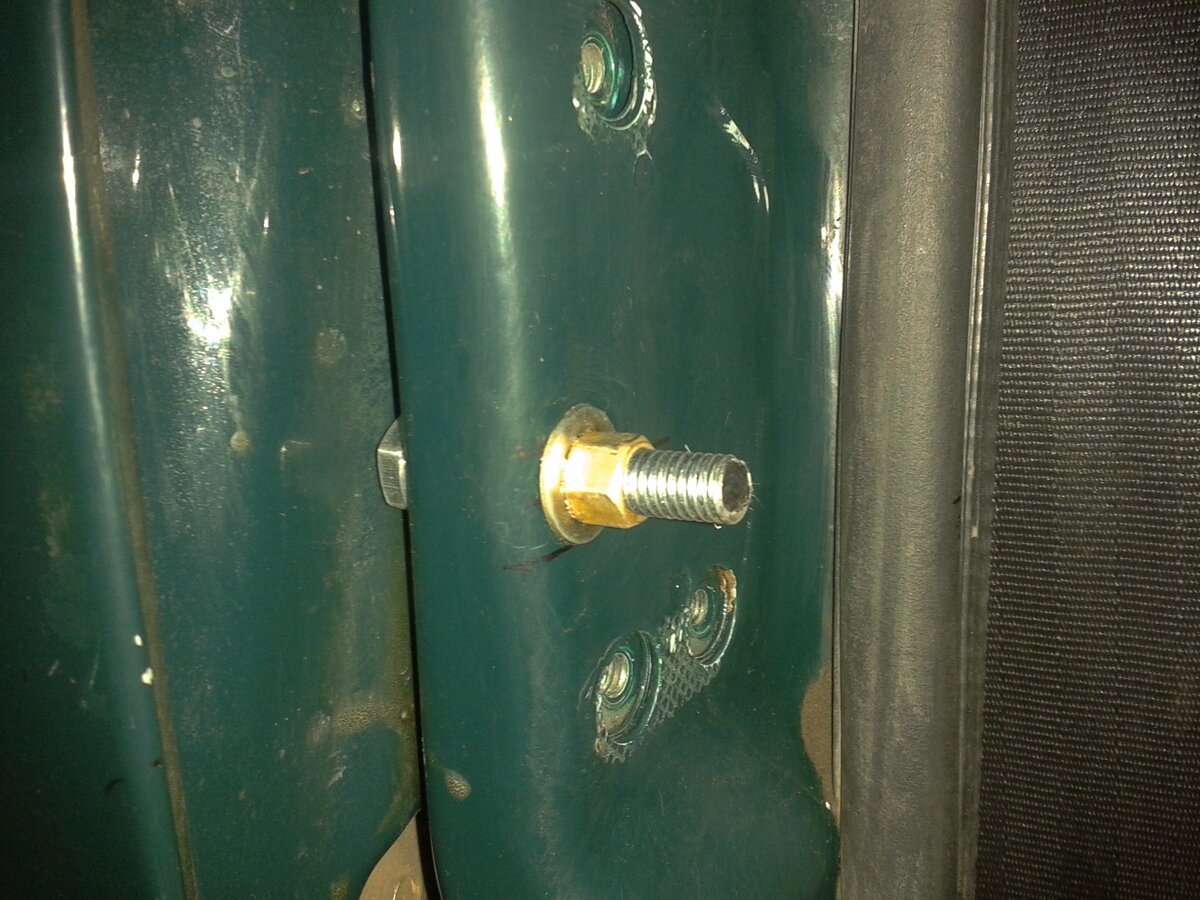 Врезанные гайки не нашел в магазинах, поискал на работе, нашел хорошие из латуни.