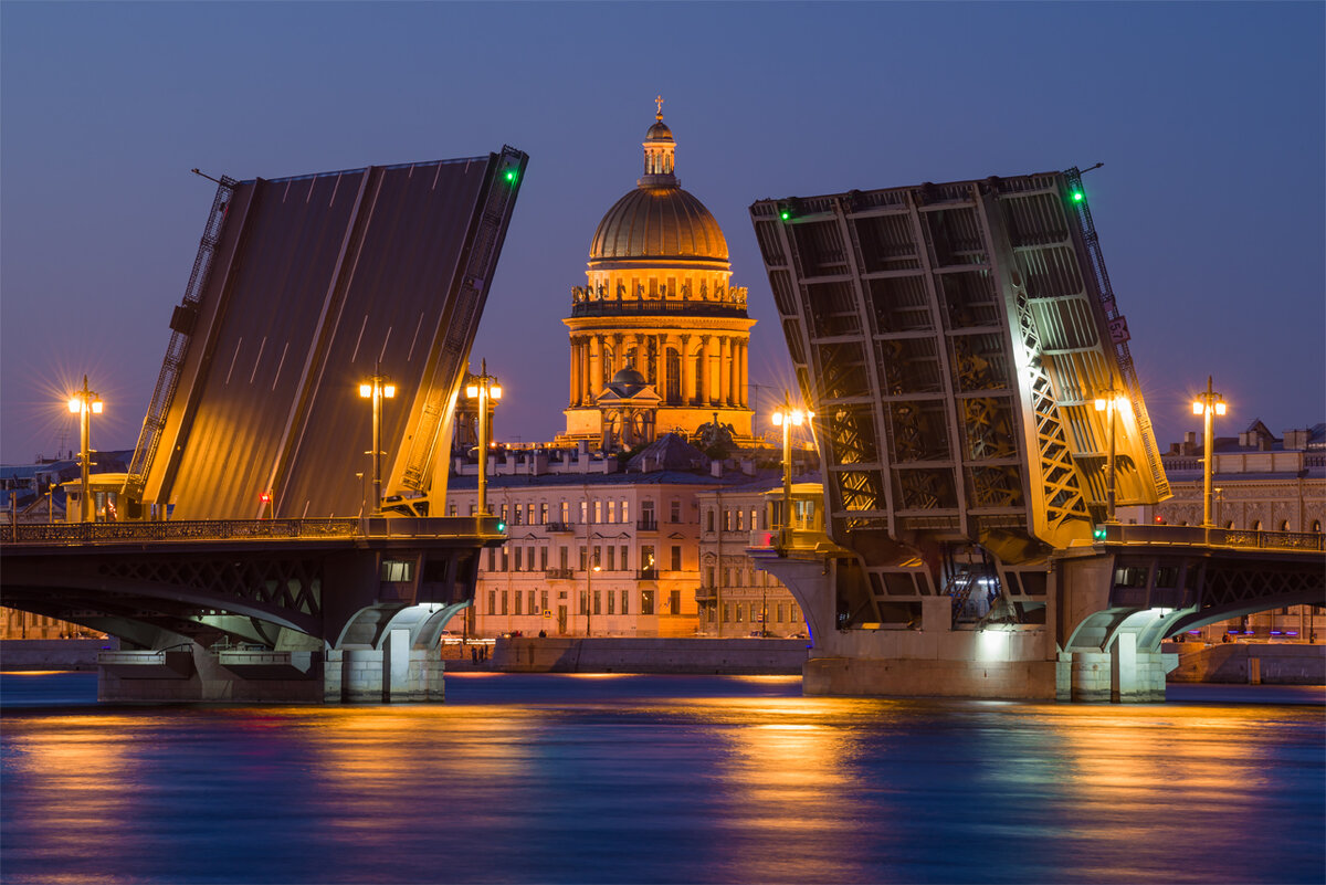 Благовещенский и купол Исаакиевского собора