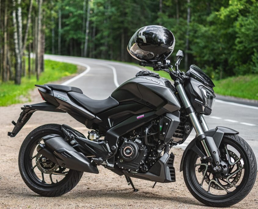 Черный Bajaj Dominar 400