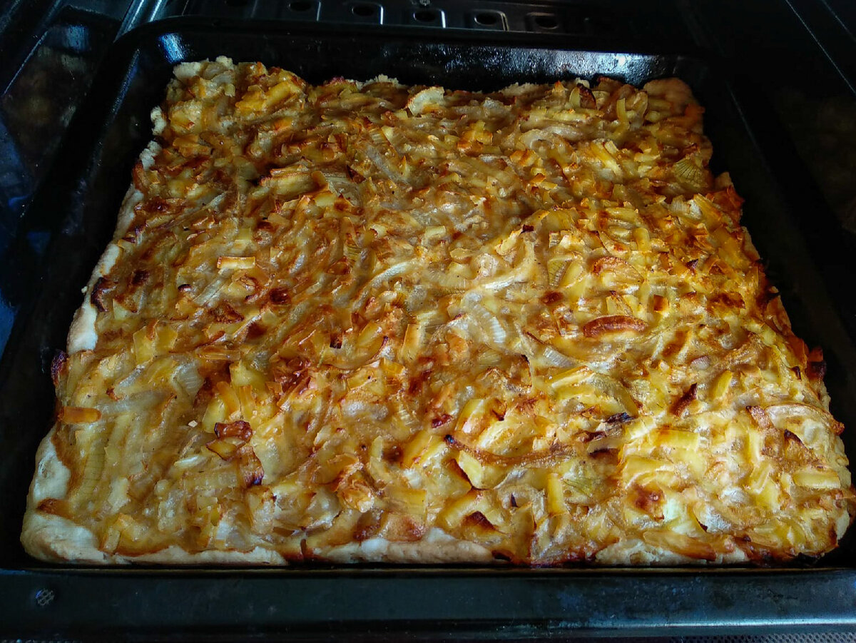 Фото автора. Сырно-луковый пирог. С пылу-жару