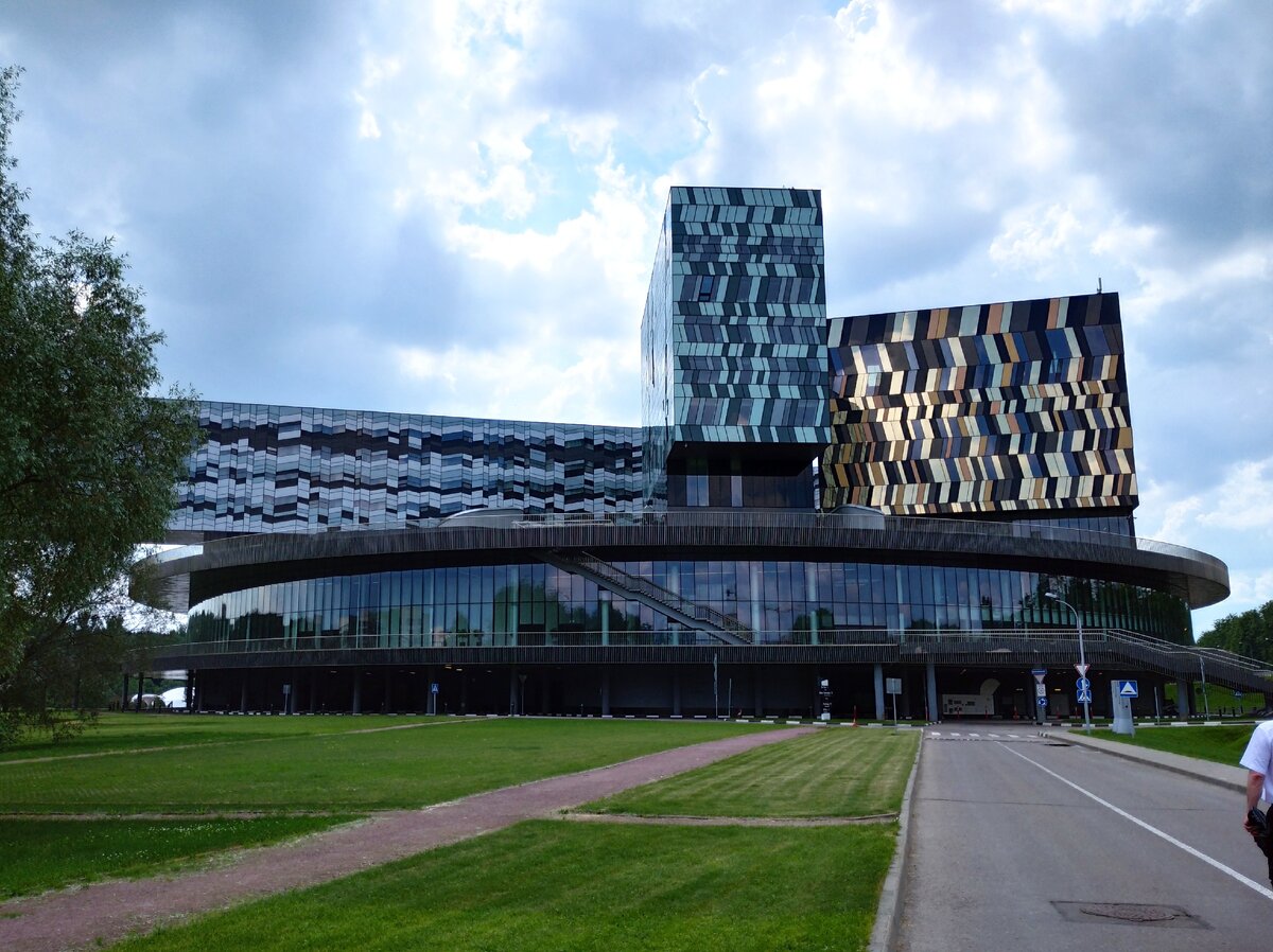 Фото автора. Одна из местных достопримечательностей. Второе здание после Российской Экономической Школы. Что за здание для меня так и осталось загадкой, больших вывесок не оказалось, а специально искать их не было ни времени ни желания.