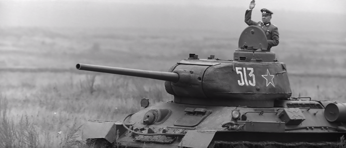 Кадр фильма-эпопеи "Освобождение". Т-34-85