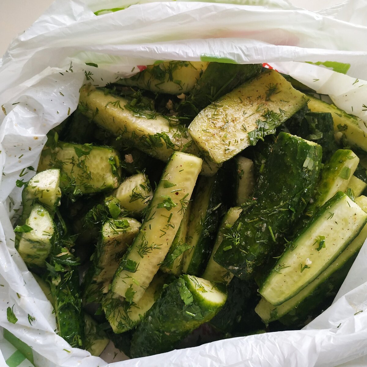 Малосольные огурцы в пакете