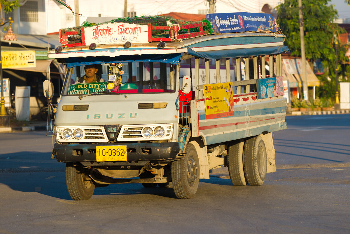 Шутка :) это не междугородний автобус, а маршрутка между Старым городом и Новым в Сукхотае