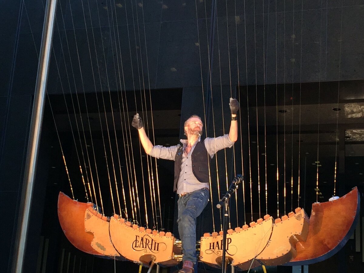 Арфа Земли является самым длинным в мире струнным инструментом. Арфа с натянутыми струнами длиной 300 метров издаёт звуки аналогично виолончели. Музыкант в хлопчатобумажных перчатках, покрытых скрипичной канифолью, перебирает струны руками, создавая слышимую волну сжатия. 