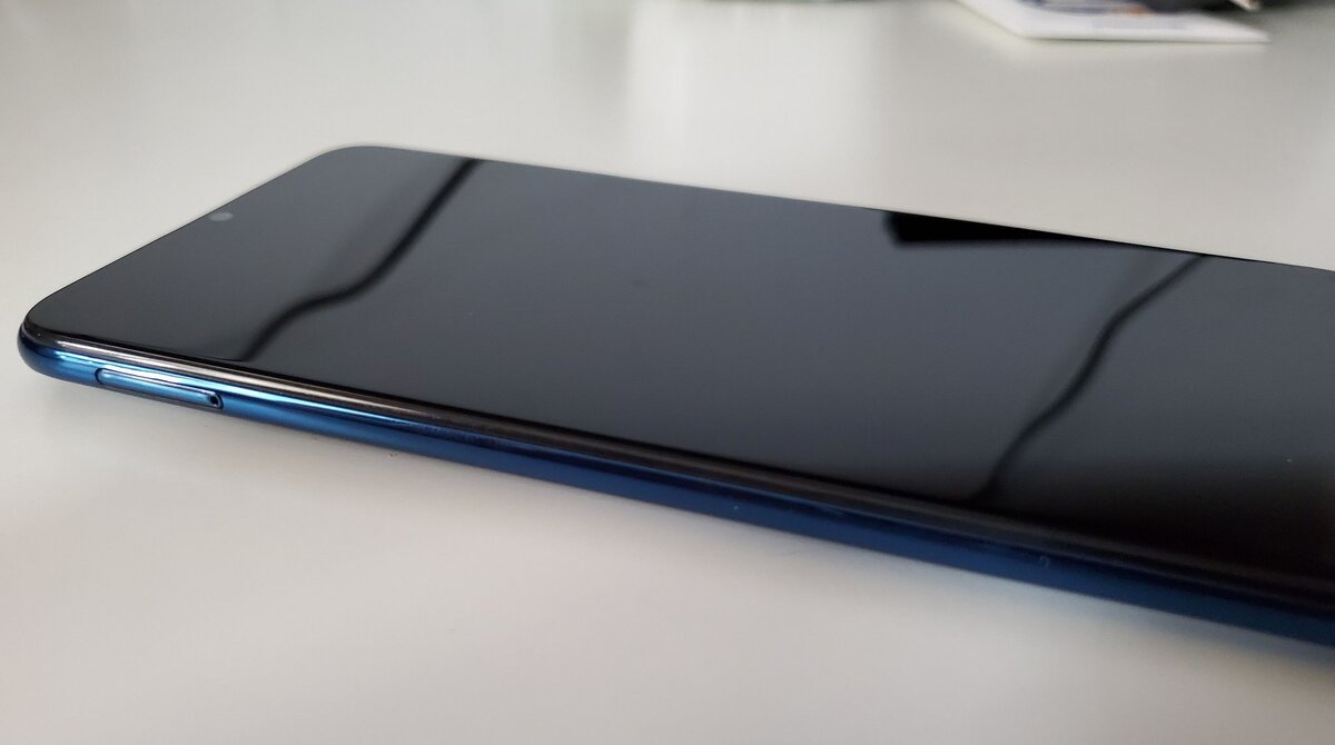 Первый реальный снимок новинки. И заметьте, по иронии судьбы он даже не поместился в кадр =) (Источник: https://www.weibo.com)