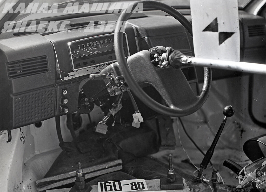 А в салоне - своя панель приборов, односпицевый руль, щиток от ВАЗ-21011 и много других интересных нюансов